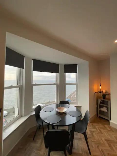 Superb 2 Bedroom Sea View Flat 스카버러 외부 사진