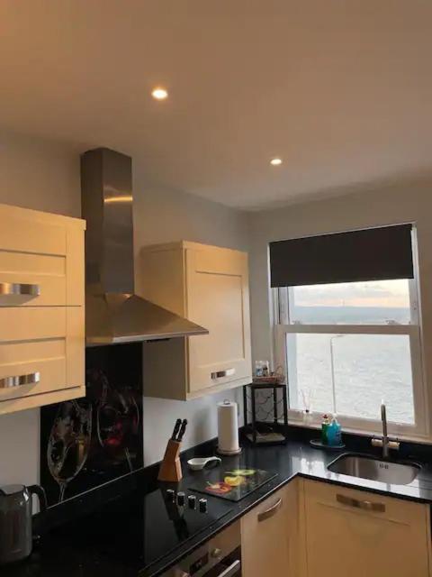 Superb 2 Bedroom Sea View Flat 스카버러 외부 사진