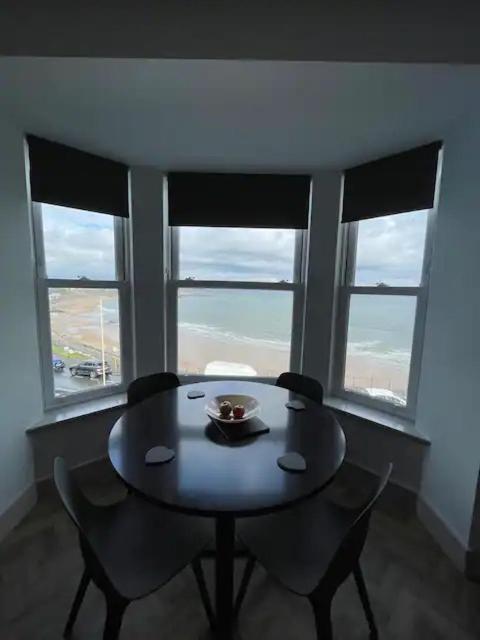 Superb 2 Bedroom Sea View Flat 스카버러 외부 사진