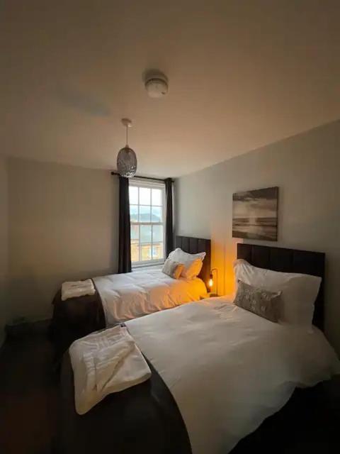 Superb 2 Bedroom Sea View Flat 스카버러 외부 사진